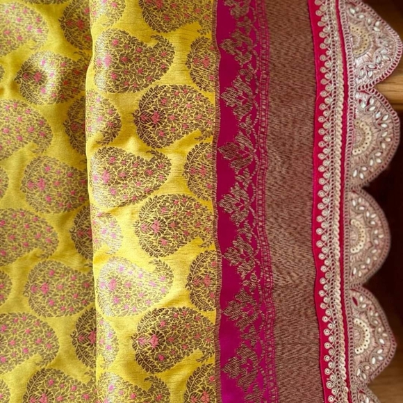 Beautiful Benaras grand yellow benaras brocade silk saree w/Rani pink border - Picture 5 of 10
